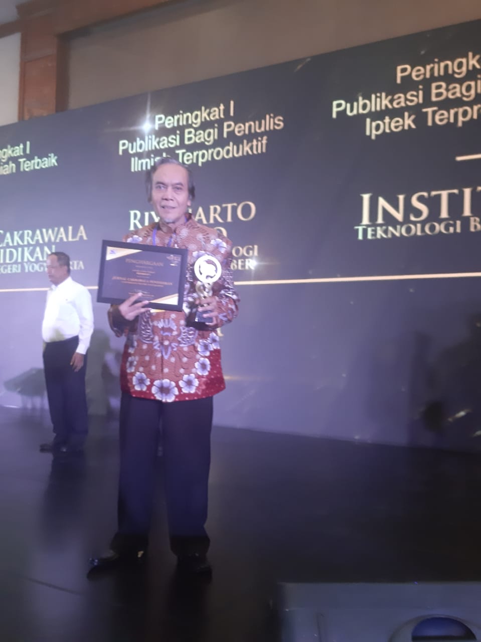 JURNAL CAKRAWALA PENDIDIKAN UNY RAIH PERINGKAT I SINTA AWARD ...